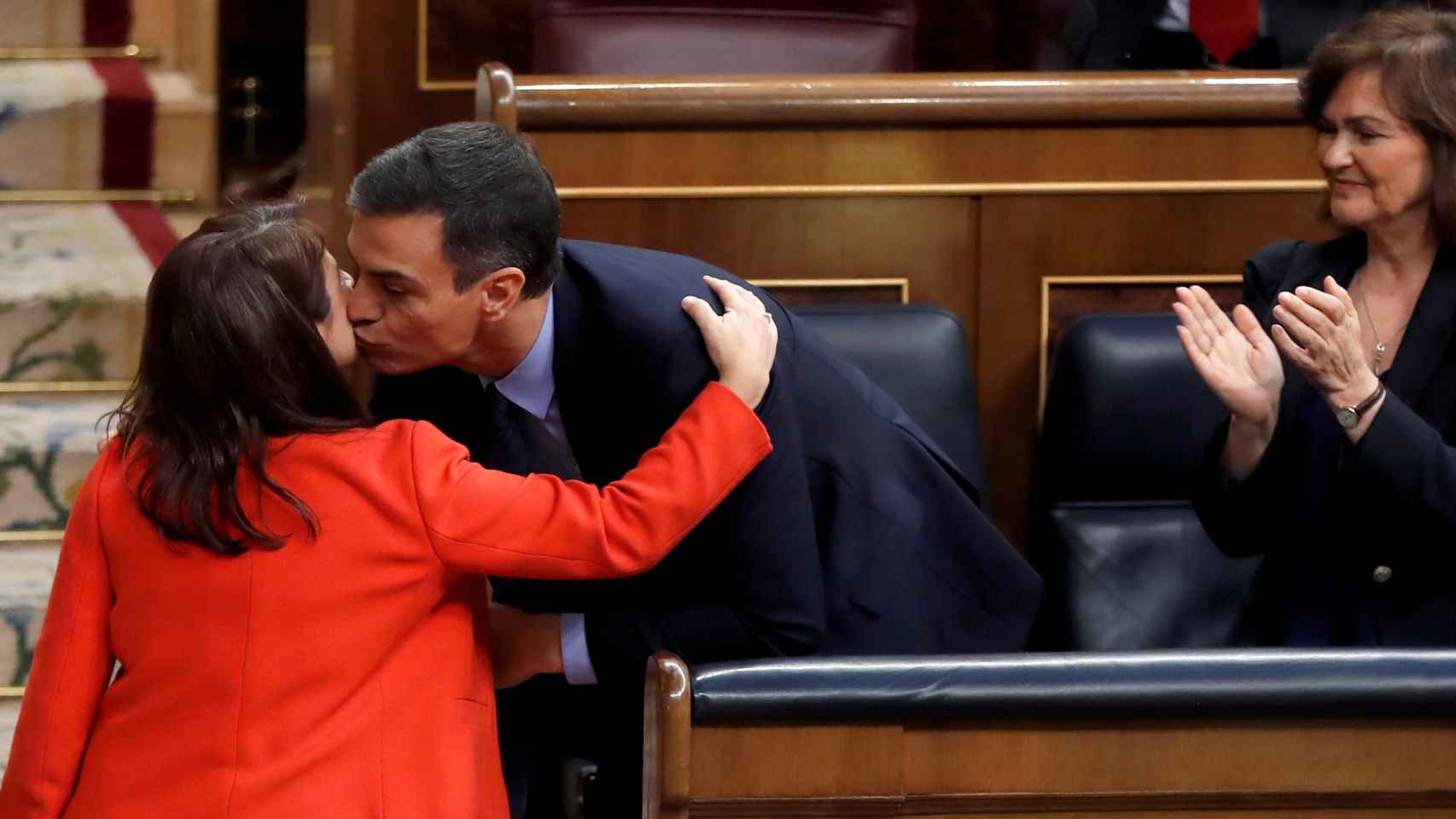 Pedro Sánchez felicita a la portavoz del PSOE en el Congreso, Adriana Lastra, bajo la mirada de la vicepresidenta Carmen Calvo /Efe