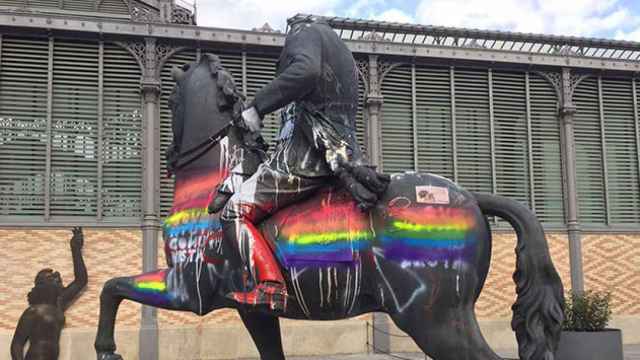 La estatua decapitada de Franco que el Ayuntamiento colocó en el Born, con la bandera gay / CG