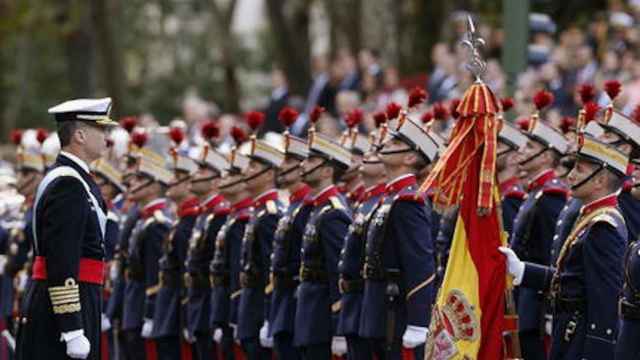 El Rey Felipe VI en un desfile militar, que el diputado de ERC Gabriel Rufián propone eliminar / EFE
