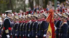 El Rey Felipe VI en un desfile militar, que el diputado de ERC Gabriel Rufián propone eliminar / EFE