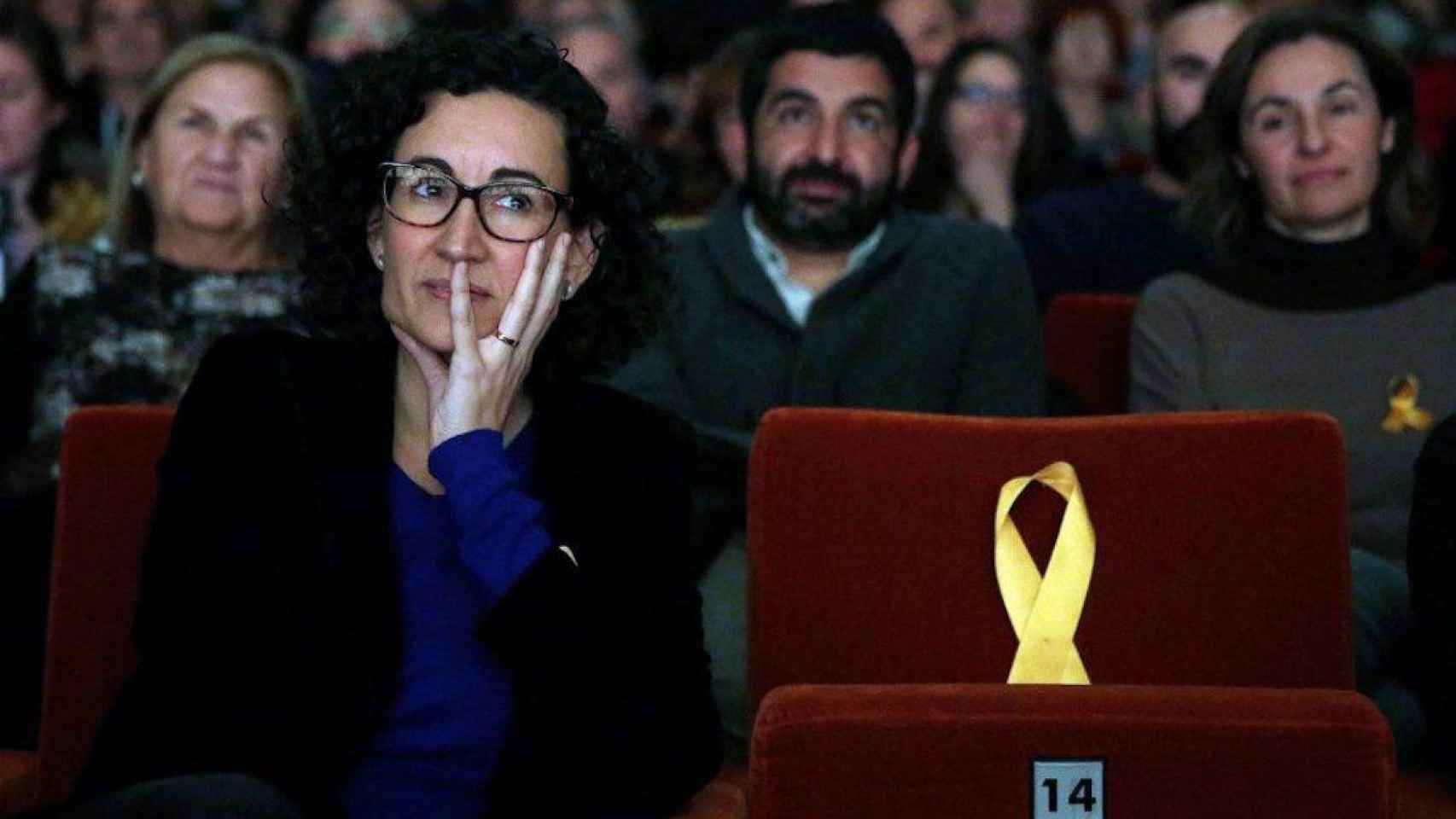 Una imagen de Marta Rovira, junto a un asiento vacío dedicado a Oriol Junqueras, durante el acto de inicio de campaña del 21-D en Vic / EFE