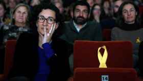 Una imagen de Marta Rovira, junto a un asiento vacío dedicado a Oriol Junqueras, durante el acto de inicio de campaña del 21-D en Vic / EFE