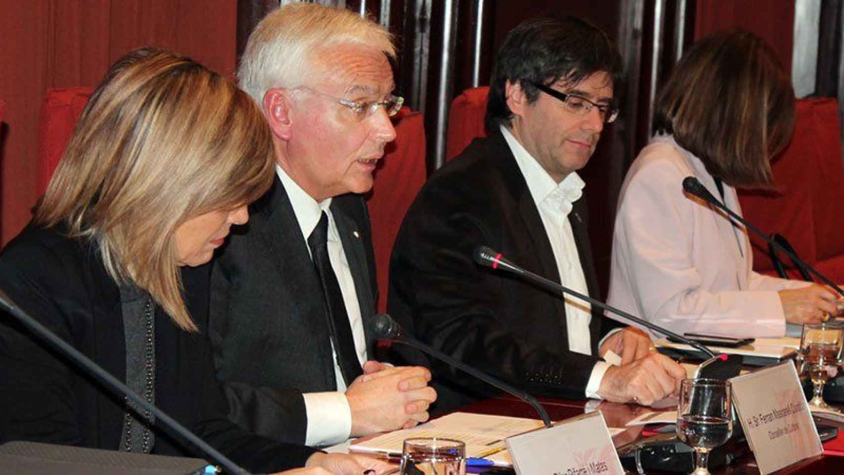 El delegado del Govern en Madrid, Ferran Mascarell (i), con el president, Carles Puigdemont, durante un acto / CG