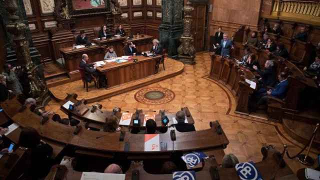 Vista del pleno extraordinario del Ayuntamiento de Barcelona / EFE