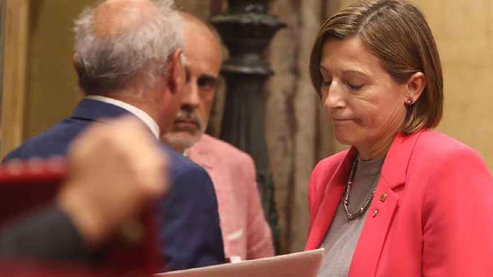 Los letrados del Parlament conversan con la presidenta del Parlamento de Cataluña, Carme Forcadell, durante el pleno de tramitación de la ley del referéndum / EFE