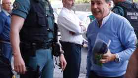 El expresidente de la Comunidad de Madrid Ignacio González a su llegada al despacho que tiene en la calle Alcalá de Madrid acompañado por Guardias Civiles para proceder al registro del mismo