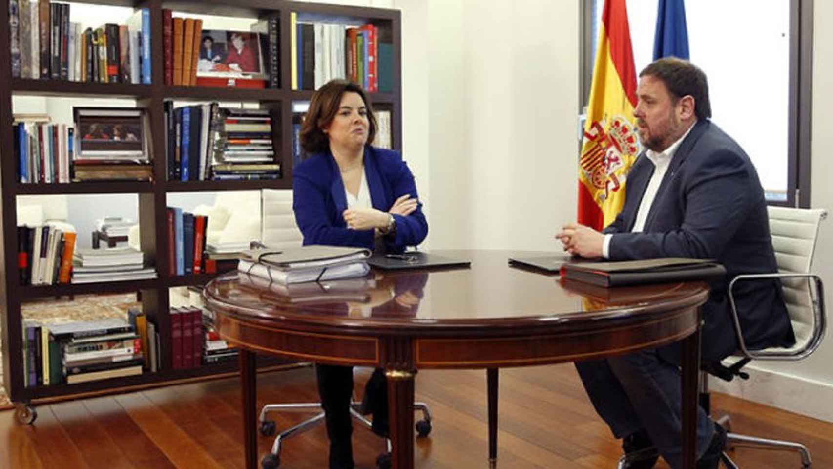 La vicepresidenta española Soraya Sáenz de Santamaría y el vicepresidente catalán Oriol Junqueras, en una reunión en la Moncloa / CG