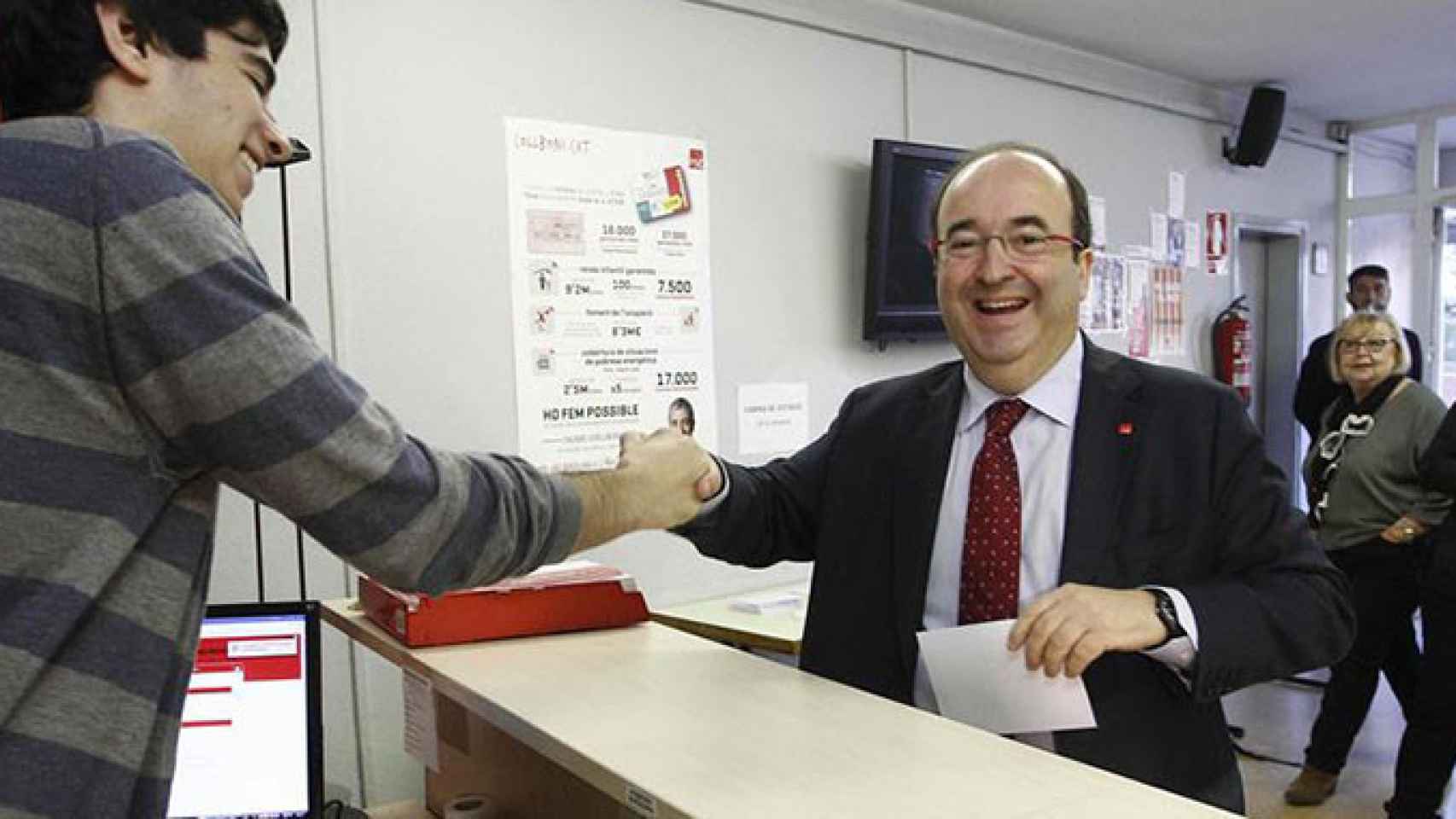 Miquel Iceta, que revalida la primera secretaría del PSC, en el momento de votar en las primarias / EFE
