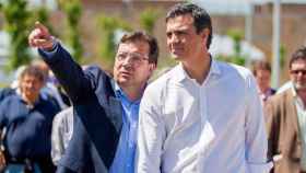 El presidente de la Junta de Extremadura, Guillermo Fernández Vara, junto a Pedro Sánchez, secretario general del PSOE.