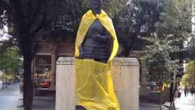 Estatua del rey Pedro IV en Manresa, recubierta con un plástico amarillo