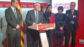 El líder del PSC, Pere Navarro, junto a varios dirigentes de su partido, durante la rueda de prensa de este jueves