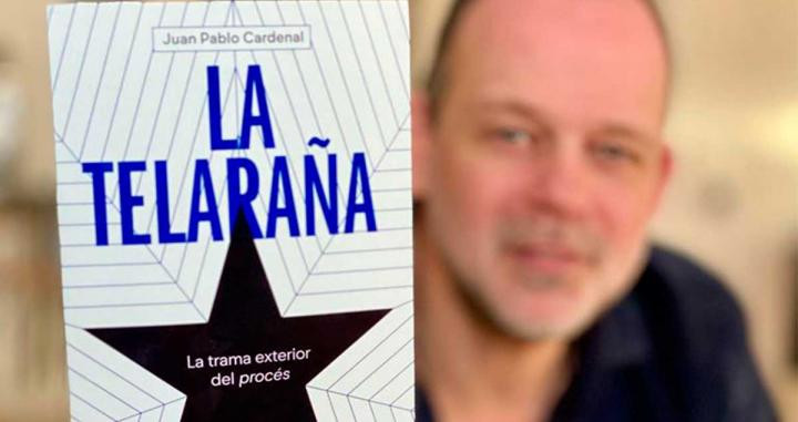 Juan Pablo Cardenal, con la portada de su libro 'La telaraña'