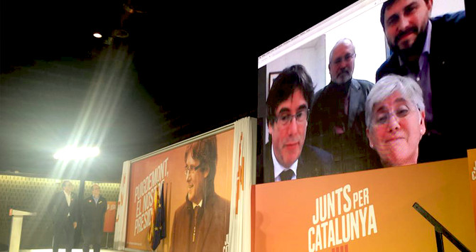 Rull y Turull escuchan el mensaje de Carles Puigdemont y los tres 'exconsellers' desde Bruselas / CG
