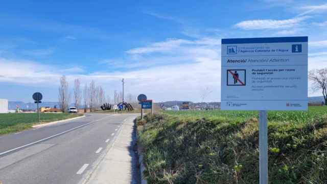 Cartel colocado en la carretera de acceso al embalse / ACA