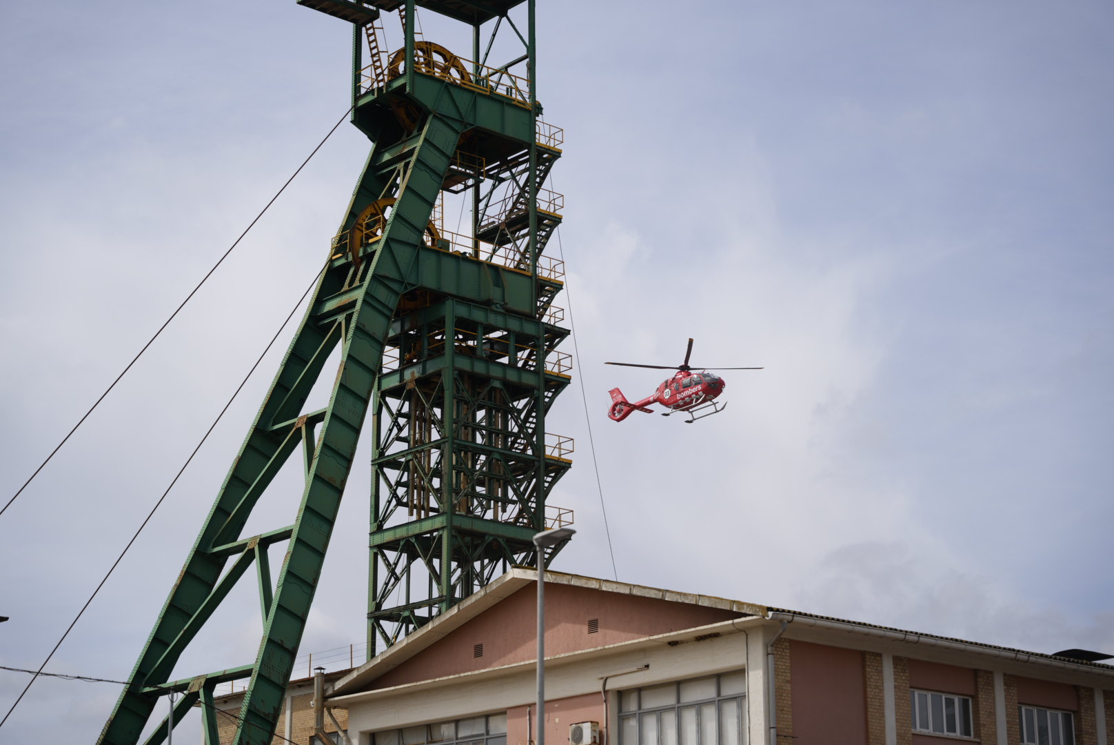 Un helicóptero de los Bomberos de la Generalitat abandona la mina de Súria / LUIS MIGUEL AÑÓN - CRÓNICA GLOBAL