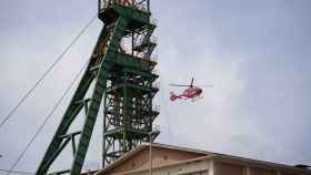 Un helicóptero de los Bomberos de la Generalitat abandona la mina de Súria / LUIS MIGUEL AÑÓN - CRÓNICA GLOBAL