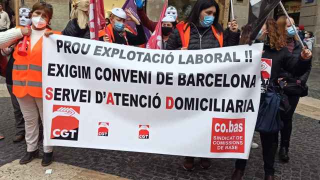 Trabajadores de atención domiciliaria se concentran en la plaza Sant Jaume de Barcelona en una manifestación anterior / EP