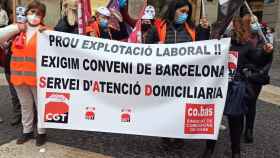 Trabajadores de atención domiciliaria se concentran en la plaza Sant Jaume de Barcelona en una manifestación anterior / EP