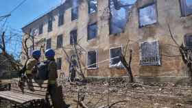 Soldados ucranianos ante un edificio bombardeado por el Ejército ruso en Kurakhove, en la región de Donetsk - EFE/EPA/YEVGEN HONCHARENKO