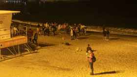 Varios jóvenes de botellón en la playa de la Barceloneta, una práctica que será multada más duramente: de 300 a 600 euros / EUROPA PRESS