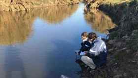 Técnicos de la ACA inspeccionan el río Besòs / EUROPA PRESS
