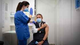 Un hombre recibe una dosis de la vacuna de AstraZeneca en el recinto Fira Barcelona / EP
