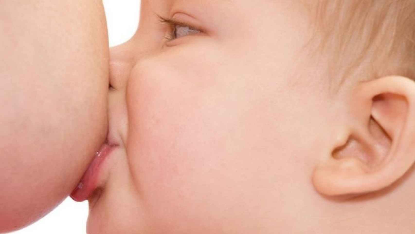 Un bebé se amamanta del pecho de su madre