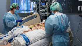 Personal sanitario atendiendo a un paciente ingresado en la Unidad de Cuidados Intensivos (uci) para enfermos de Covid del Hospital Universitario Dr. Josep Trueta de Girona / GLÒRIA SÁNCHEZ - EUROPA PRESS