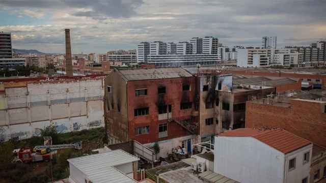 Desalojan el solar de la nave incendiada en Badalona / EP