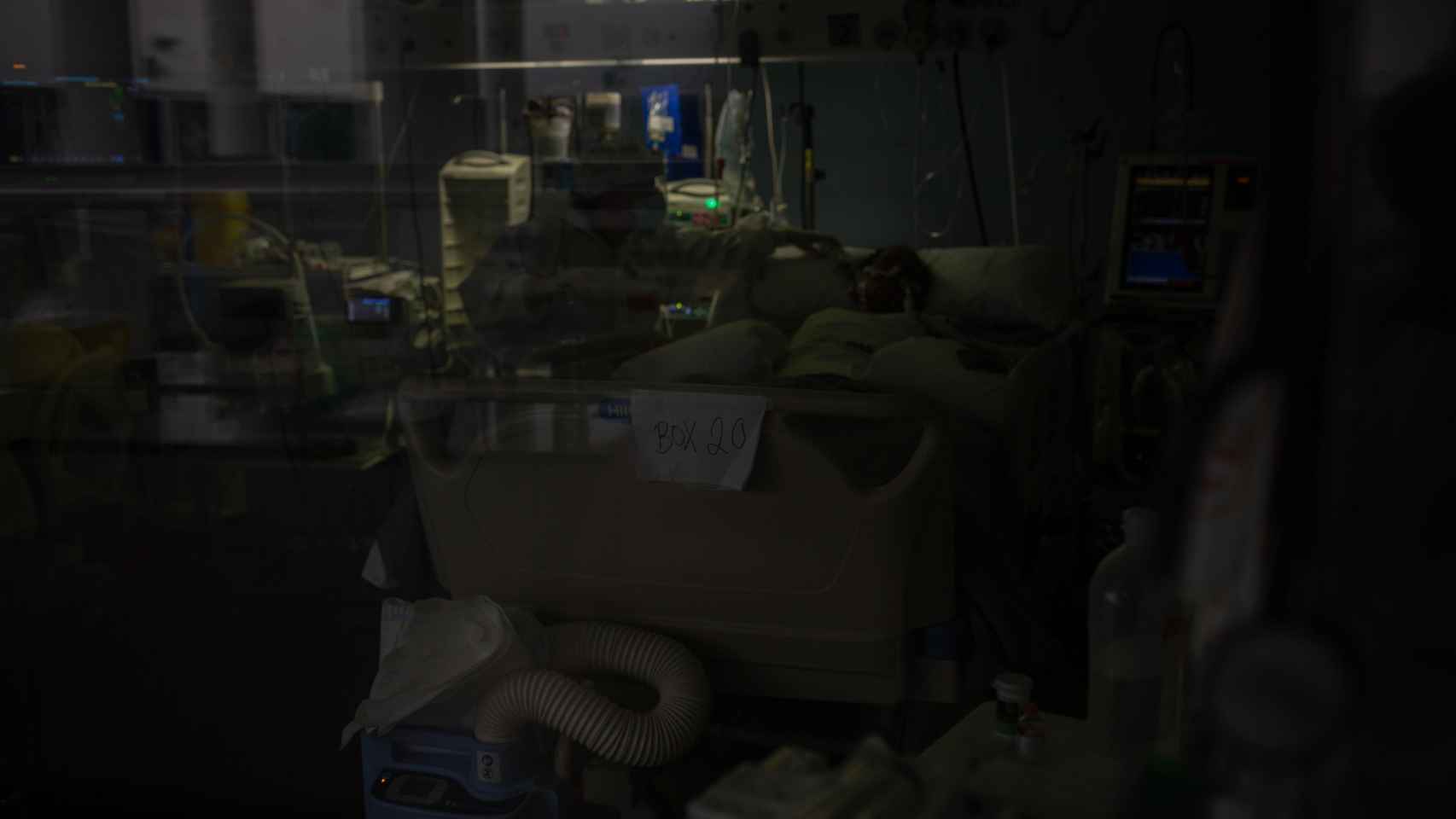 Trabajadores sanitarios protegidos atienden a un paciente en la uci / EP