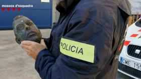 Un agente de los Mossos sostiene la escultura olímpica robada en Montjuïc / EP