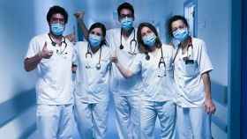 Un grupo de médicos internos residentes (MIR) posa durante su jornada laboral / EP