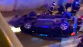 Aparatoso accidente en la Ronda Dalt: un coche termina volcado / TWITTER