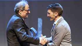 Oriol Mitjà, recibiendo el premio de Catalán del Año de manos del presidente autonómico, Quim Torra / CG