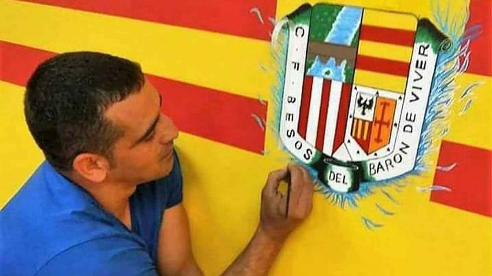 Edu Colmena con el escudo de su barrio, Baró de Viver