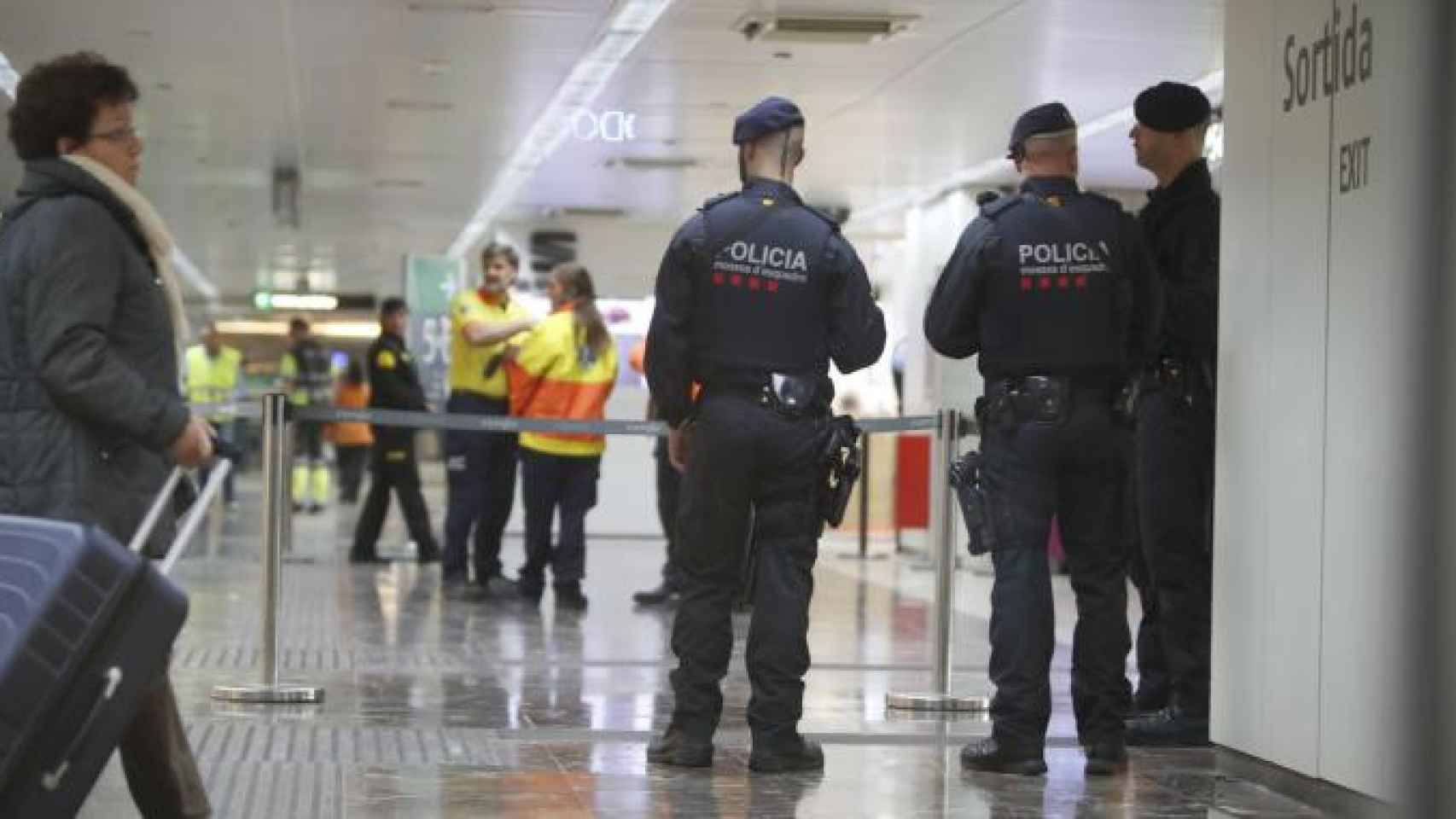 Mossos d'Esquadra en la Estación de Sants de Barcelona tras la falsa alerta terrorista que provocó una hebilla en forma de granada / EFE