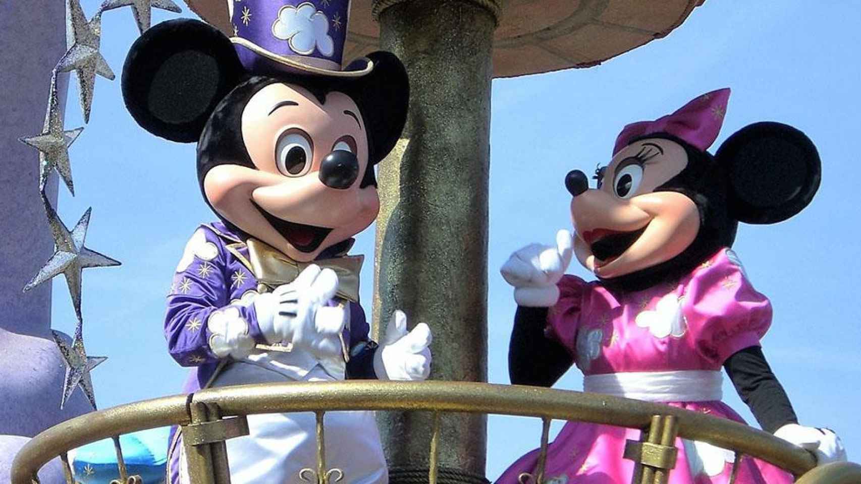 Mickey y Minnie Mouse en un desfile en el parque Disney / PIXABAY