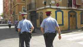 Una foto de archivo de una patrulla de los Mossos d'Esquadra Detenido un ladrón que rompía escaparates en Barcelona