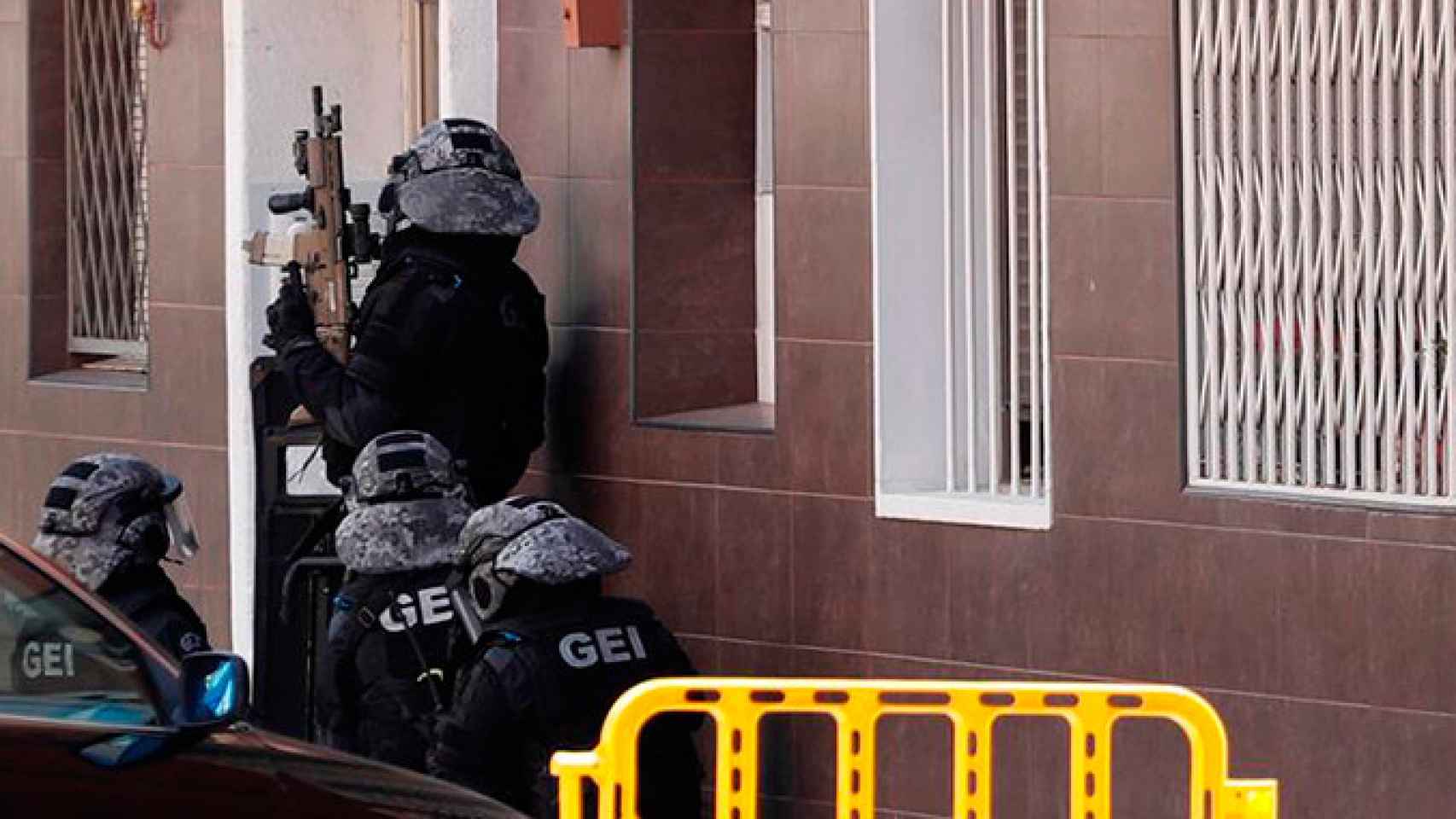 Agentes de los Mossos d'Esquadra durante el registro de la casa del atacante de la comisaría de Cornellà, en el que se encontró la carta / EFE