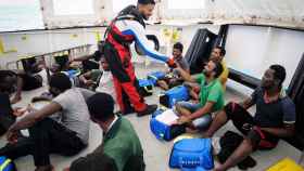 Personas rescatadas a bordo del barco 'Aquarius', que Torra quiere acoger / EFE