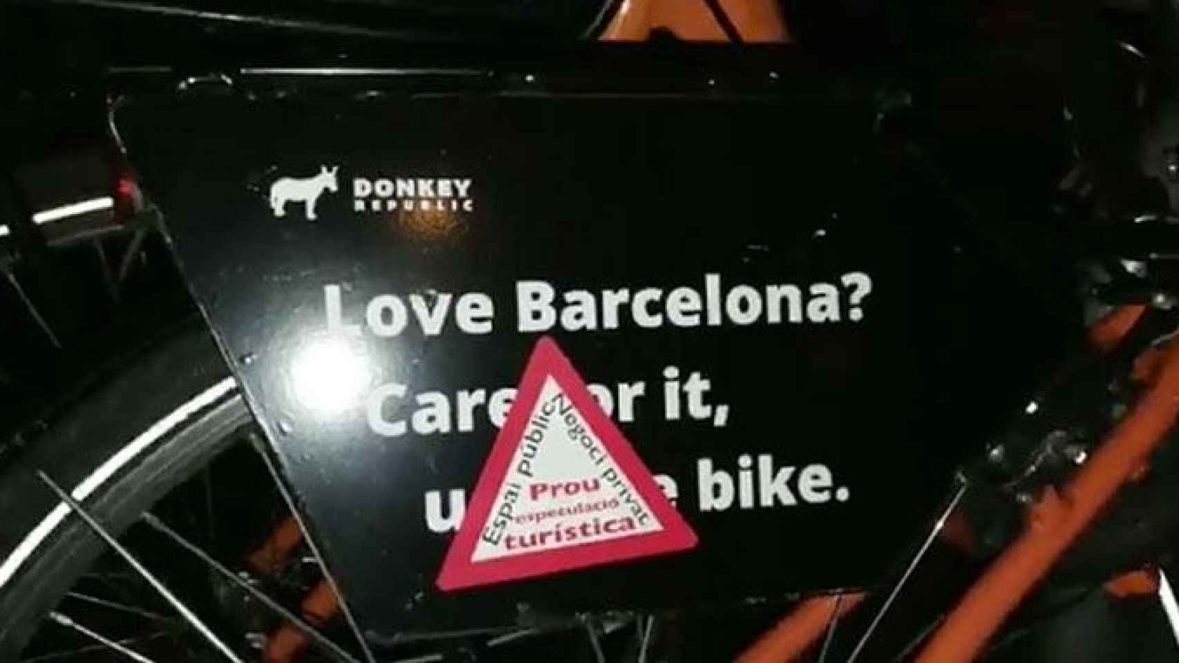 Una de las bicicletas inmovilizadas por vecinos, acción que la CUP ha reivindicado en el pleno de Barcelona / CG