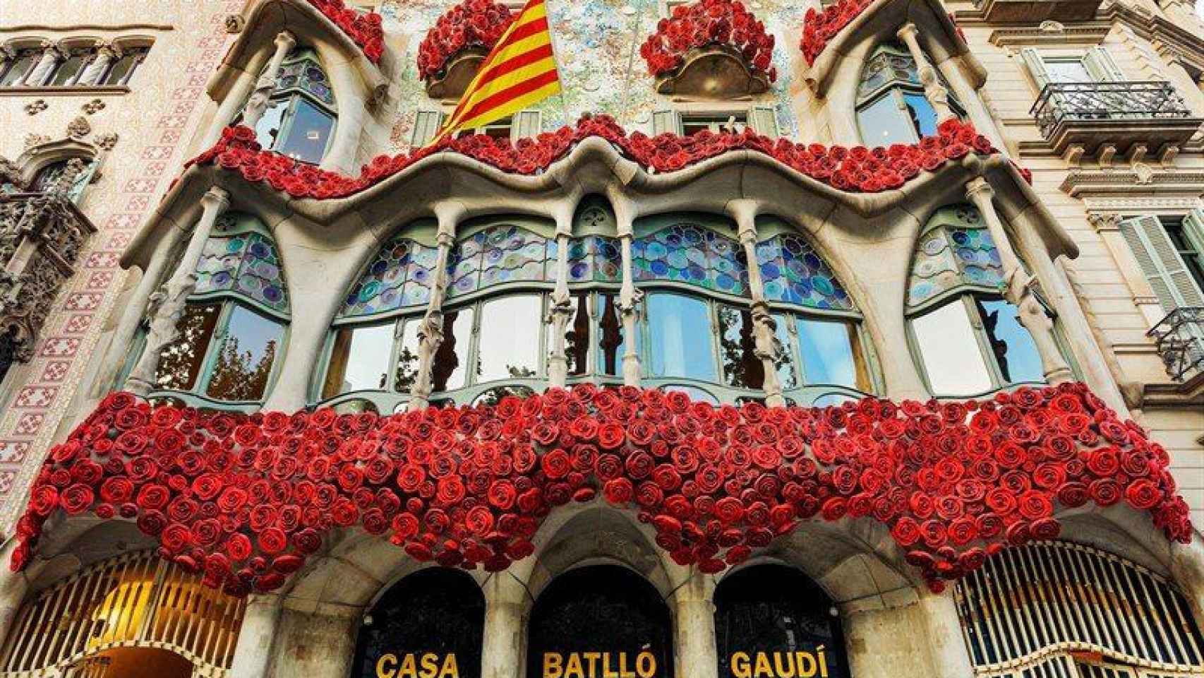 La Casa Batlló decorada con rosas rojas / TWITTER