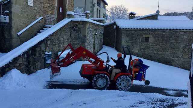 Un operario del Ayuntamiento de Tavèrnoles retira nieve de una calle de la localidad cercana a Vic (Barcelona) / TWITTER