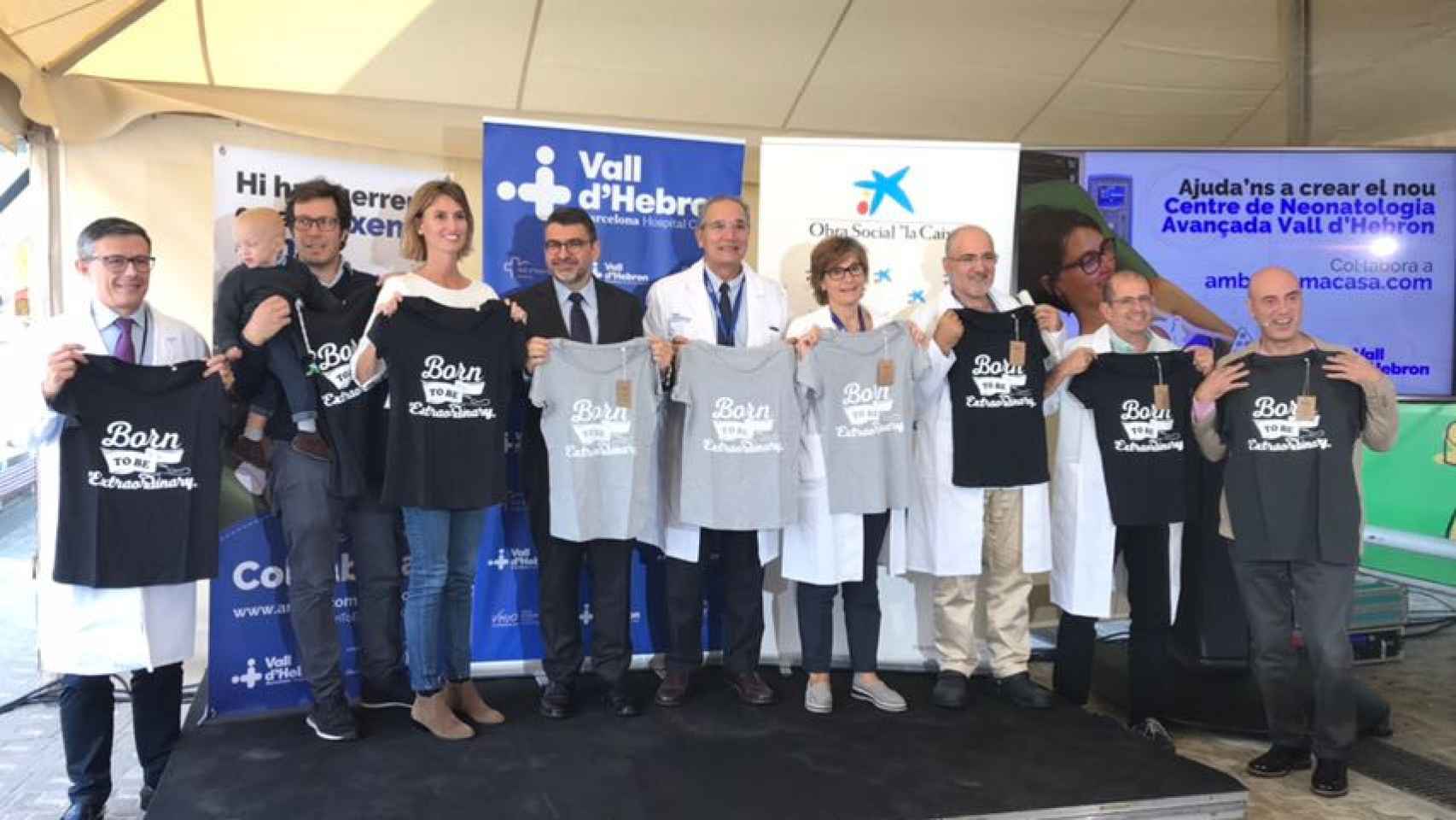 El equipo de neonatología del Vall d'Hebron, junto a Álvaro y sus padres en el lanzamiento de 'Amb tu com a casa' / CG