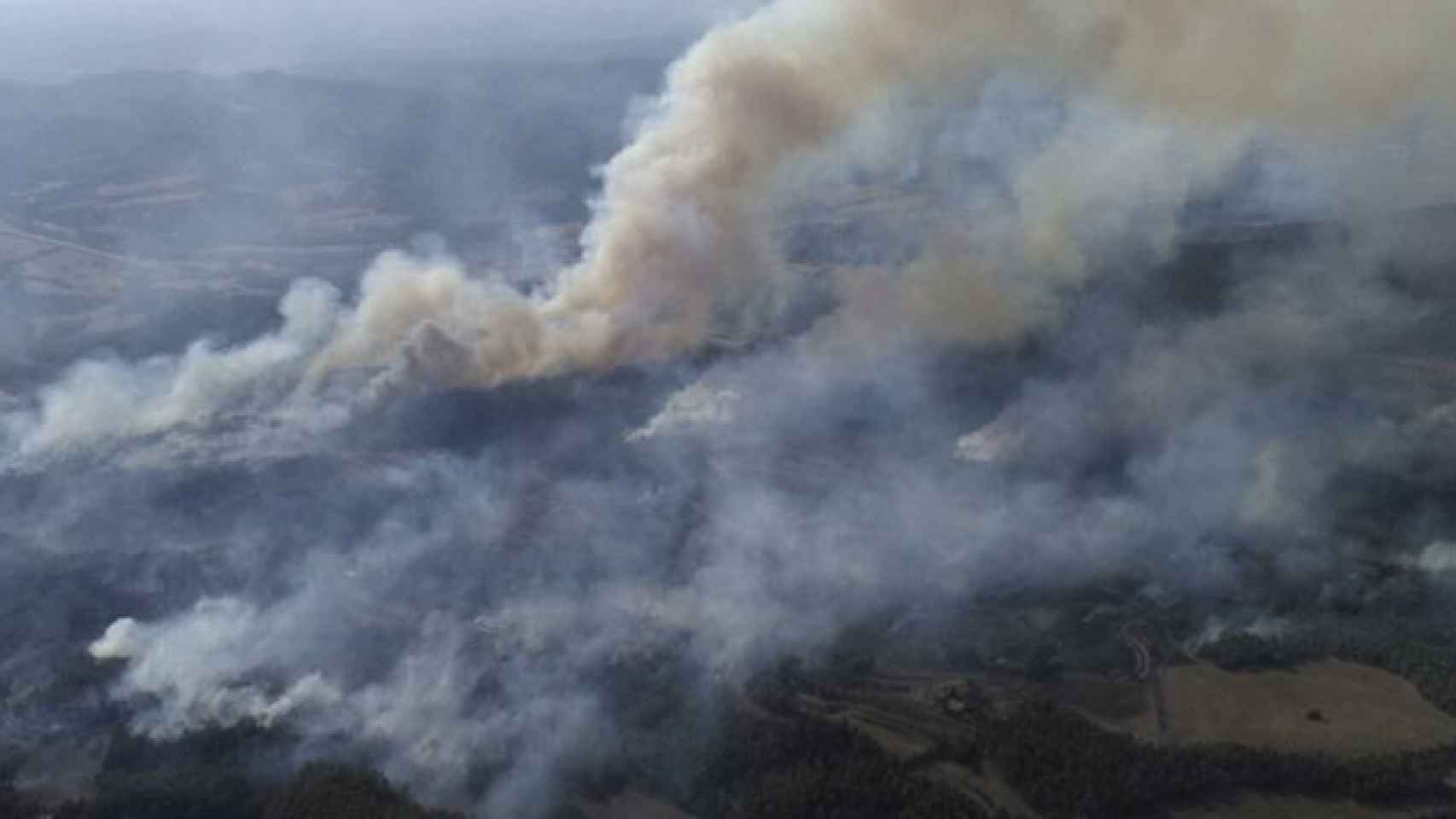 El incendio forestal de Artés ha arrasado 250 hectáreas y ha obligado a desalojar a 120 personas / CG