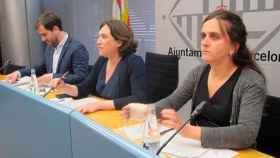 Toni Comín, consejero de Salud (i); Ada Colau, alcaldesa de Barcelona (c) y Gemma Tarafa, comisionada municipal de Salud / EP