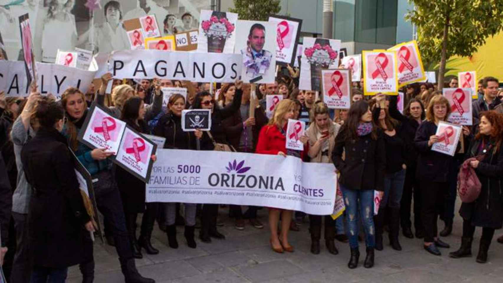 Trabajadores de Orizonia se concentran frente a la sede de la empresa en Palma de Mallorca / EFE
