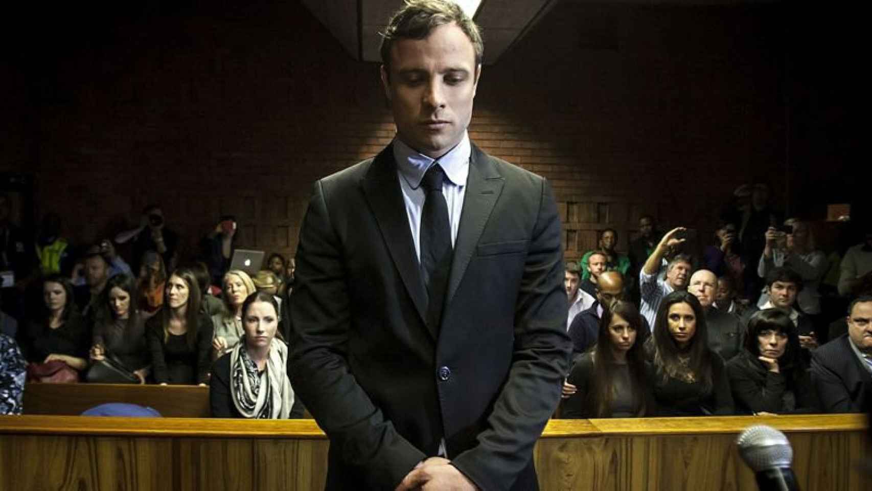 Oscar Pistorius durante el juicio por el asesinato a su novia.