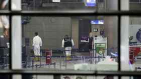 Policías investigan la escena tras el atentado suicida perpetrado en el principal aeropuerto de Estambul, Ataturk.