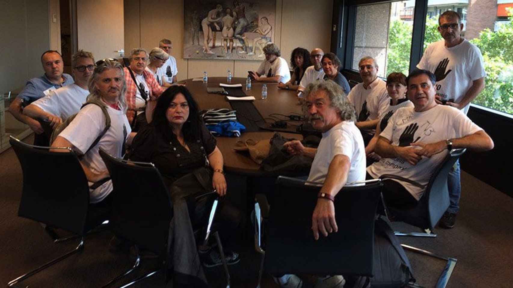 Miembros del comité de empresa de TV3, encerrados en un despacho de la Corporación Catalana de Medios Audiovisuales.